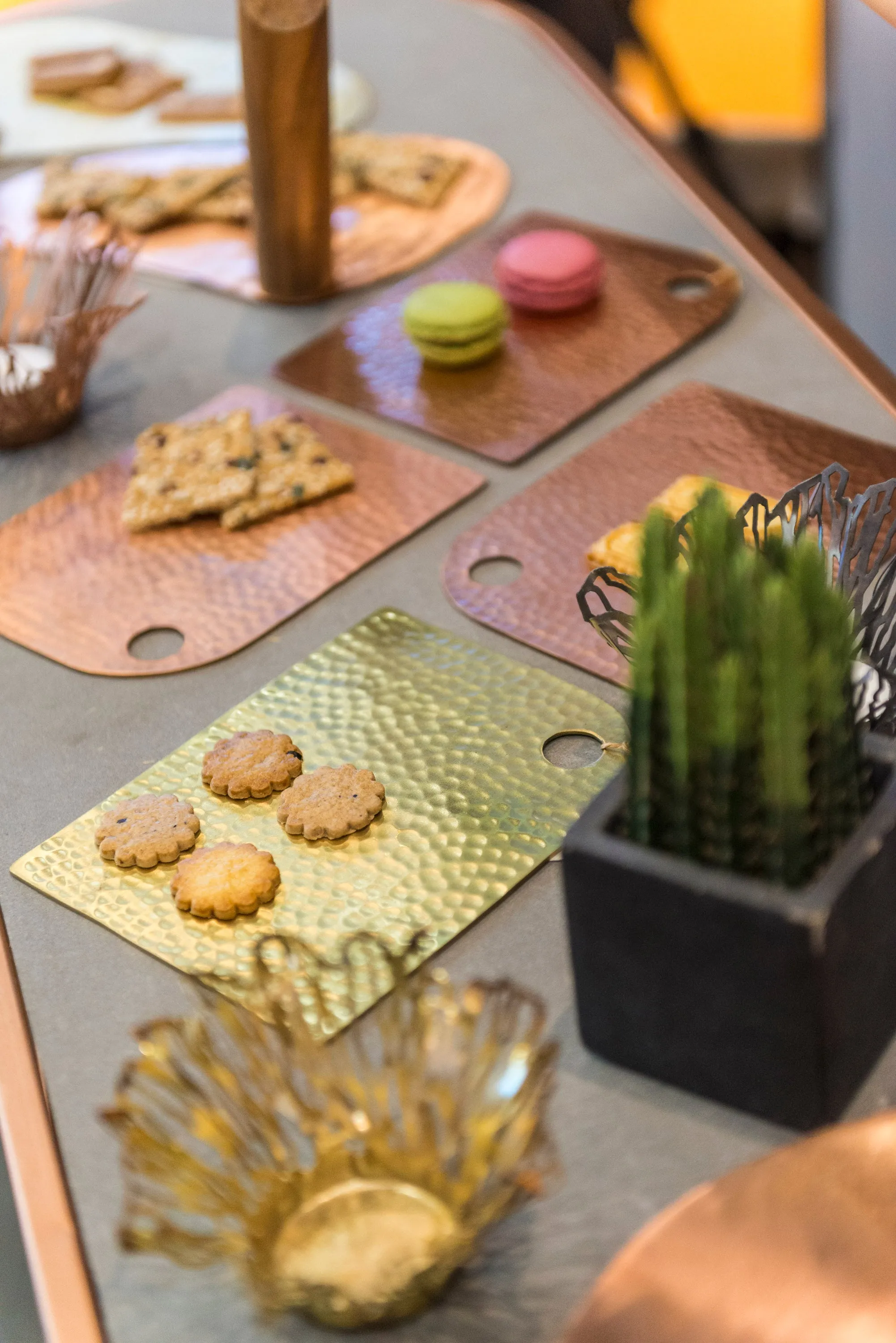 Elan Chokor Platter (Set of 2, Golden)